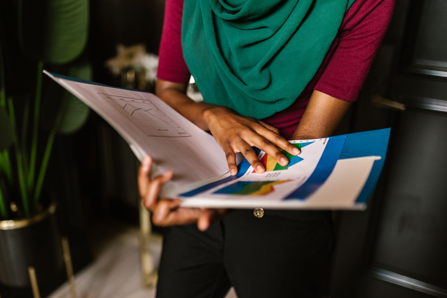 Investor reviewing cash management strategy during a period of interest rate uncertainty