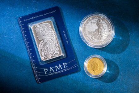 Stacked gold bars representing physical commodity collateral used in structured commodity notes