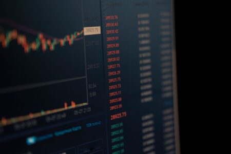 Global Macro Hedge Funds Quietly Rebuild Long Dollar Positions Trader monitoring currency exchange rates on multiple screens