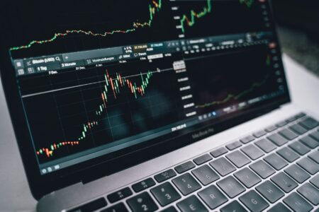 Closed-End Bank Loan Funds Quietly Rebuild Amid Credit Spread Calm Traders monitoring screens on a busy bank trading floor representing credit market activity