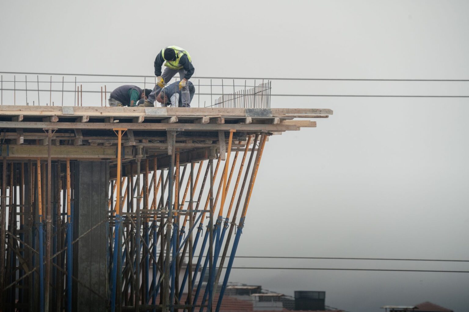 Closed-End Infrastructure Funds Quietly Narrow Discounts as Capex Bets Build Large-scale infrastructure construction project with cranes and steel framework